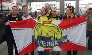 Das schönste am Münchner Bahnhof - unsere Zaunfahne